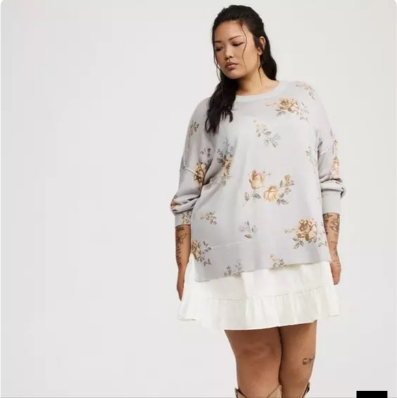 Torrid Light Gray Sweater with Cream Floral Accents - Picture 4 of 7